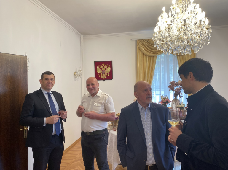 О приеме в Посольстве в честь Дня России